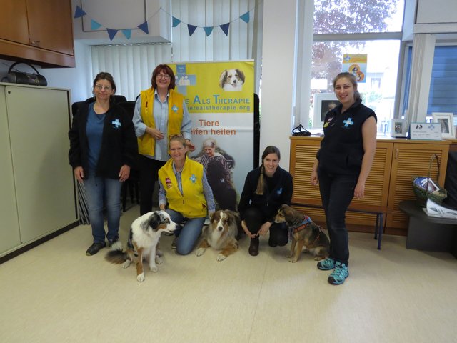 Das Team von Tiere als Therapie mit Geschäftsführerin Helga Widder (Mitte stehend) machen Kinder zu Hundeprofis.