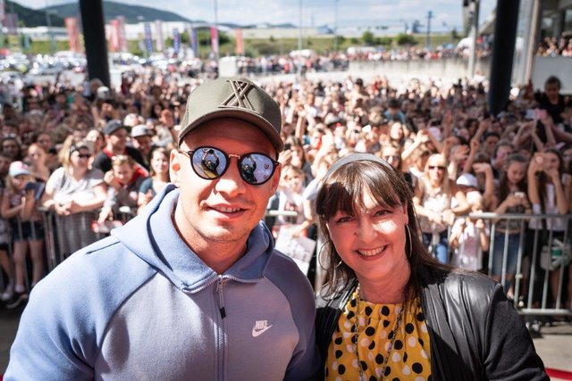 Pietro Lombardi live on Stage mit Centerleiterin Sylvia Baumhackl
