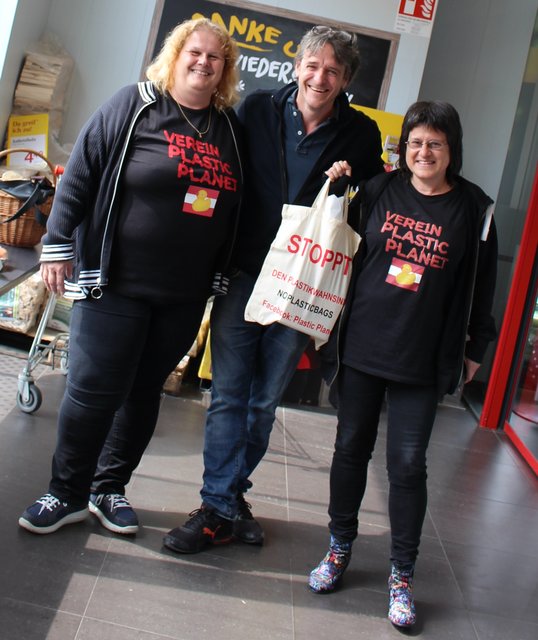 "Plastik Attacke" beim Supermarkt in Bad Waltersdorf: Elisabeth Lederer-Tölly und Stella Wittmann vom Verein "Plastic Planet Austria" und Überraschungsgast Christof Spörk.