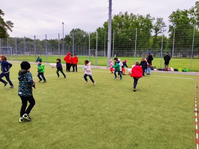 Die Kinder absolvieren insgesamt 5 Stationen mit den Schwerpunkten Ausdauer, Wurf, Sprungkraft, Wendigkeit und Schnelligkeit. | Foto: Volksschule Gilgegasse