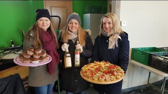 Unsere Projektgruppe, (von links) Gertraud Esterbauer, Viktoria Schwaiger und Sarah Groder, überraschte das Team zwischendurch mit einer Stärkung