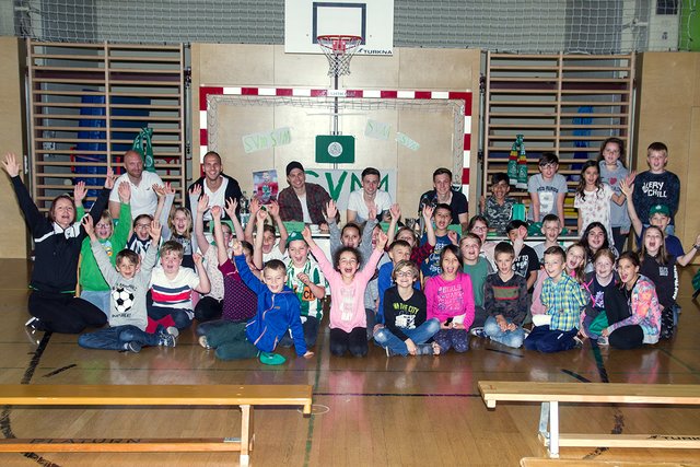 Eva Pauschenwein, Robert Almer, Markus Kuster, Michael Lercher, Christoph Halper und Julius Ertlthaler mit der 3. und 4. Klasse der VS Pöttsching | Foto: ASVÖ