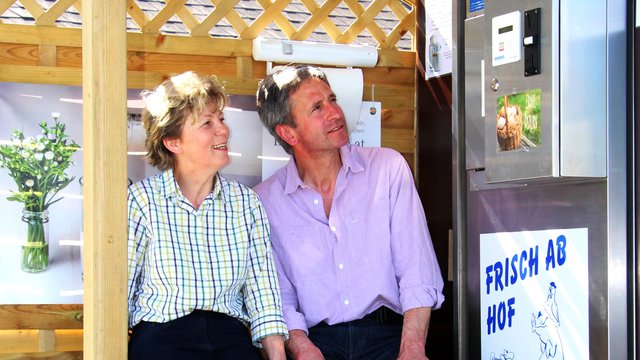 Sind aus Überzeugung Direktvermarkter und Bergbauern: Christa und Anton Möstl aus Semriach vor einem Milchautomaten