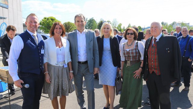 Wolfgang und Sandra Langthaler, Hartwig Löger, Angelika Winzig sowie Veronika und Josef Langthaler
