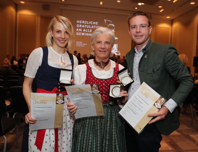 Strahlende Gewinner beim 33. T.A.I. Werbe Grand Prix: Viktoria Veider-Walser (Kitzbühel Tourismus), Präsidentin Signe Reisch (Kitzbühel Tourismus und Rasmushof) sowie Jörg Kickenweitz (Bergbahn AG Kitzbühel) (v. li.).