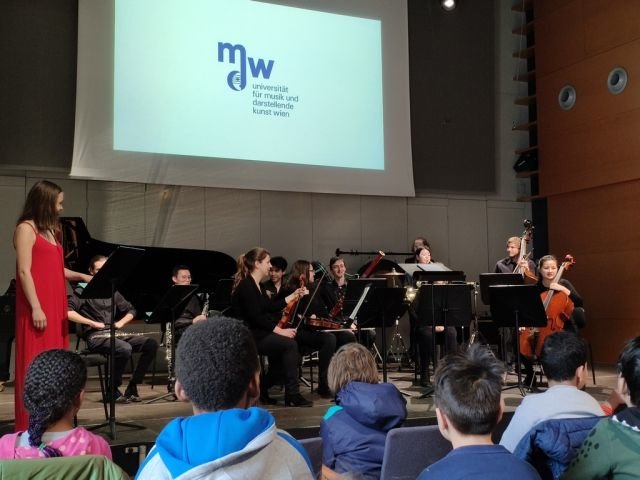 ... wurden musikalisch untermalt und die Geschichte dazu erzählt. | Foto: Volksschule Gilgegasse