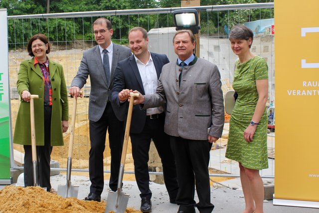 Beim Spatenstich: Andrea Reithmayer, Hans Peter Weiss, Daniel Resch, Rudolf Rosenstatter und Silvia Nossek (v.l.).