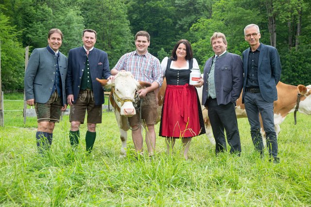 v.l.: Christian Leeb (GF Salzburg-Milch), Andreas Gasteiger (GF Salzburg-Milch), Thomas Schroffner (Landwirt), Johanna Czerny (Tierärztin), Robert Leitner (Aufsichtsratsvorsitzender Salzburg-Milch), Prof. Christoph Winckler (Boku Wien). | Foto: wildbild