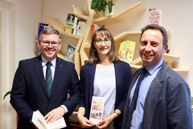 Landesrat Ludwig Schleritzko, Büchereileiterin Helga Wandl und Bürgermeister Klaus Tannhäuser.