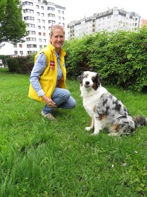Brigitte Meisel mit ihrer Hündin Jelly.