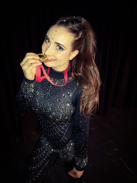 „Luftakrobatin“ Sophie Brandstätter hat sich in Zagreb in luftiger Höhe und auf Tuch ihre erste internationale Goldmedaille gesichert.
