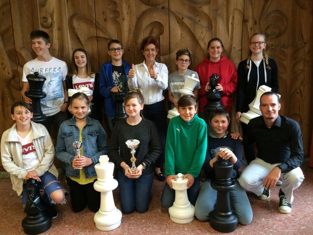 (v.l.n.r. Moritz Kager, Stefanie Egger, Christopher Rodax, Schuldirektorin Susanne Casanova-Mürkl, Jonathan Papst, Leonie Zenz, Selina Jeitler, Lara Soff, Julia Lueger, Anna Hajek, Nico Baumgartner, Michael Urbanek, Prof. Michael Haberzettl)   | Foto: © BG Neunkirchen