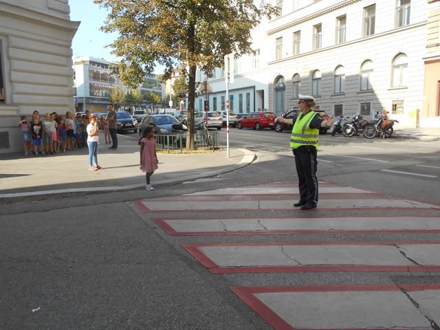 ... als auch auf der Straße in Aktion mit den Kindern: Die Verkehrspolizei, unser Freund und Helfer!  | Foto: Volksschule Gilgegasse