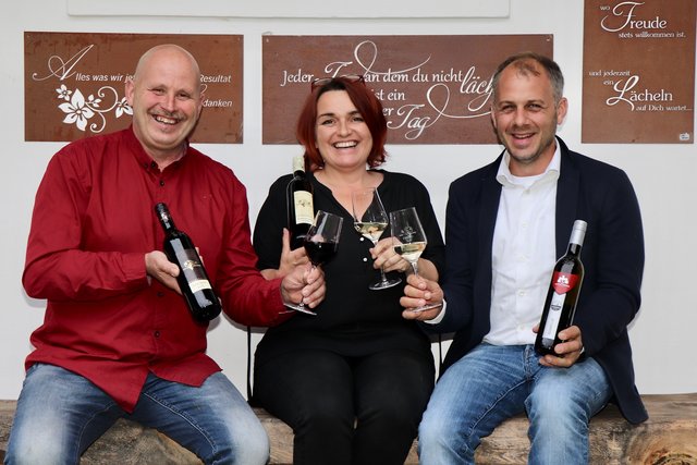 Prost auf den Erfolg: Karl Nöhrer und Katharina Glatz (Weingut Glatz) sowie Wolfgang Kneissl (Weinbau Retter-Kneissl; v.l.).