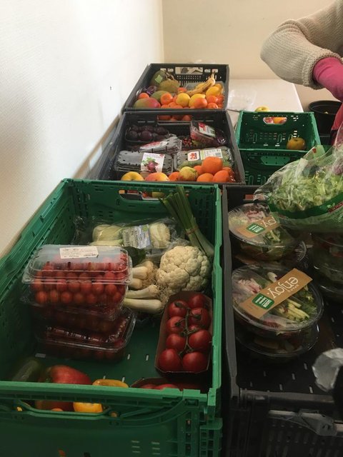 Obst und Gemüse, das von Supermärkten in der Umgebung zur Verfügung gestellt wird