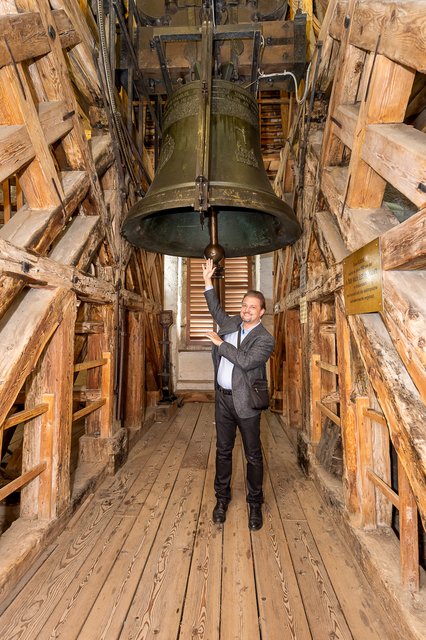 Imposant: Peter Ninaus mit der elektronisch betriebenen Glocke.