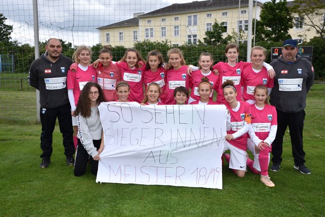 Das U-14-Mädchenteam der MSG Wiener Neustadt SV Admira mit ihren Betreuern.