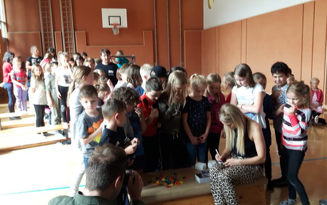 Julia Buchner beim Autogramm-Schreiben. | Foto: Hilfswerk