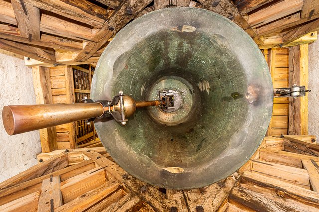 Die Glocke wurde 1587 gegossen und läutet drei Mal am Tag. | Foto: Foto Jörgler
