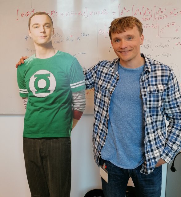 Physiker Mikhail Lemeschko vom IST Austria mit Sheldon Cooper | Foto: Foto: zVg