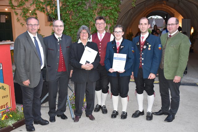Brigitte Hammer und Sophie Pan erhielten im Rahmen des Schlosskonzertes Auszeichnungen überreicht. | Foto: Goll