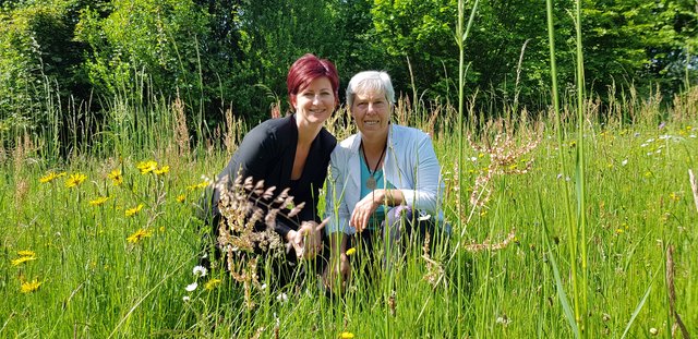 Michaela Eberhard (l.) aus St. Josef und Ursula Gerhold aus Stainz freuen sich auf die Veröffentlichung ihres Buches.