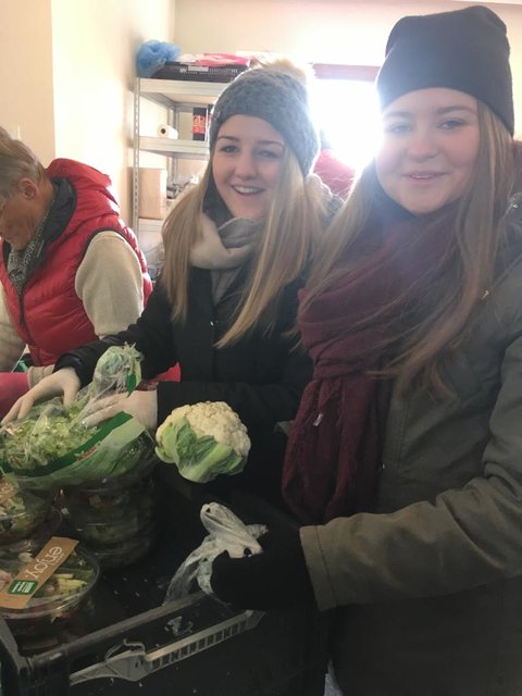 Viktoria Schwaiger und Gertraud Esterbauer (von links) beim gewissenhaften Sortieren von Gemüse