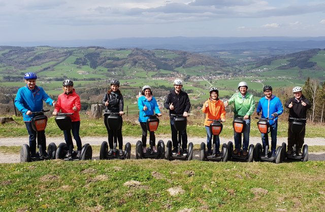 Die Bürgermeister rund um die Region Texingtal machten mit Gerhard Karner (3.v.r.) eine Segway-Tour durchs Tal.