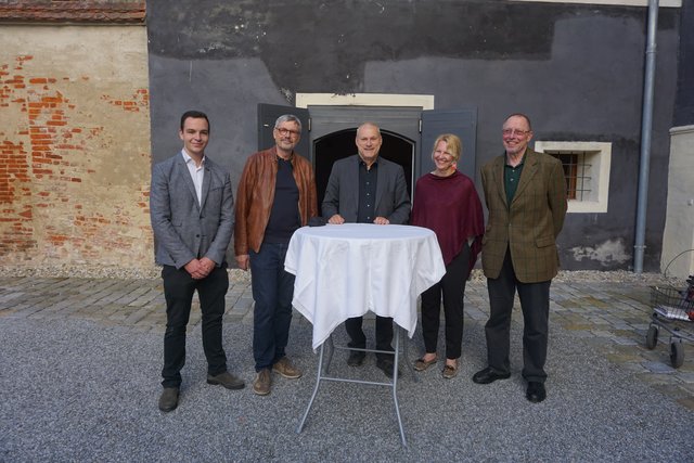 Historiker Leopold Toifl (M.) hielt einen Vortrag in der Pfeilburg.