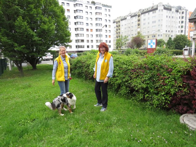 Brigitte Meisel und Helga Widder mit Hündin Jelly.