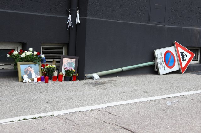 Freunde legten an der Stelle, an der der 15-Jährige gegen das Schild geschleudert worden war, Blumen und Fotos nieder.