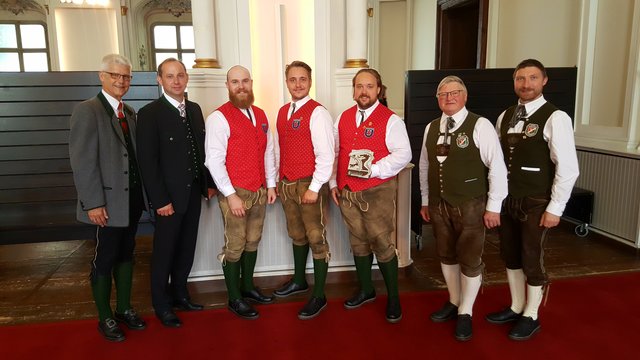V.l.n.r. Franz Kniepeiß, Josef Neuhold, Florian Grosinger, Roman und Gert Großschädl mit dem Steirischen Panther sowie  Johann und. Erwin Dexer. | Foto: KK