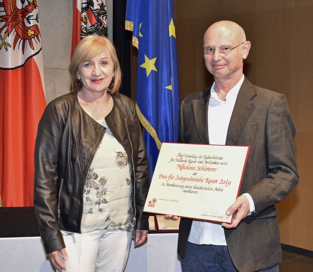 Beate Palfrader mit Nikolaus Schletterer | Foto: Land Tirol/Huldschiner