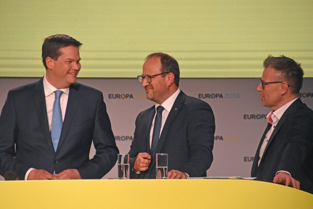 Spitzenkandidat der Volkspartei in Niederösterreich, Lukas Mandl, mit ÖVP-Landesgeschäftsführer Bernhard Ebner.