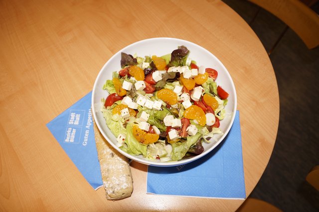 Unser Süß-Saurer Sommersalat, ein toller Begleiter zu Fisch oder mit Brot als Hauptgericht. | Foto: BB