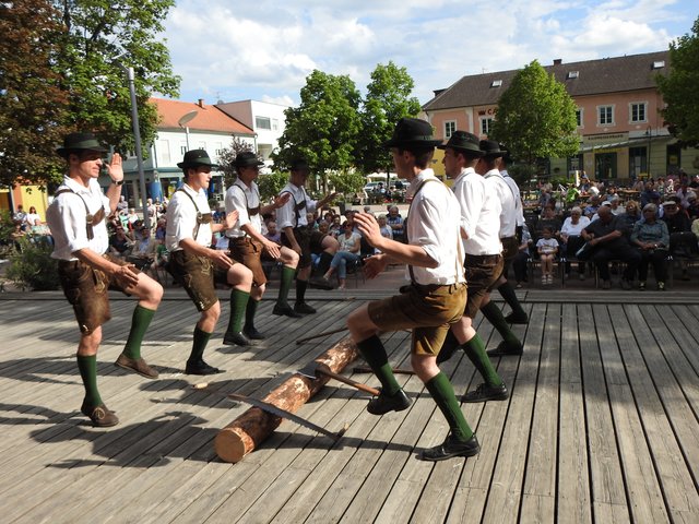 Die Schuhplattlergruppe Vorau begeisterte die vielen Besucher mit ihren flotten Darbietungen 