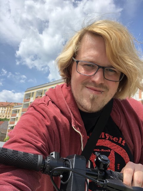 Daniel Butter testet einen E-Scooter in Melk.