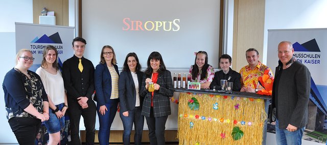 Martha Schultz (Mi.) mit den Jungunternehmern und Wirtschaftspädagogen der Junior Company.