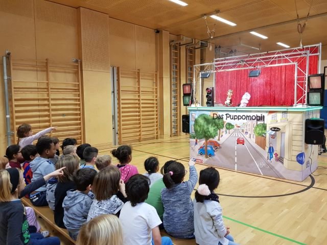 Das Puppomobil der ARBÖ versetzte die Kinder der Schule mit Herz in Staunen.