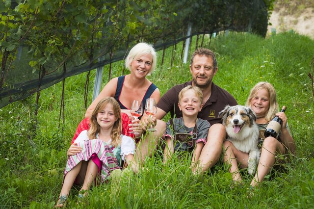 Zwischen den Reben: Ihr Wein wächst auf derzeit rund 3,5 Hektar rund ums Eigenheim, Petra und Alexander mit ihren Kindern