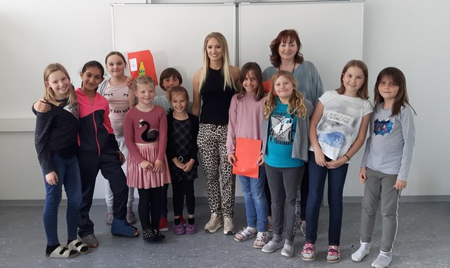 Die Sängerin (Bildmitte) mit der "Donnerstagsgruppe" der schulischen Nachmittagsbetreuung in Uttendorf. Mit im Bild Betreuerin Ilona Laube. | Foto: Hilfswerk