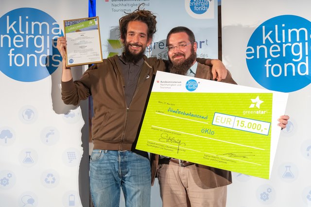 greenstart-Sieger Niko Bogianzidis und Philipp Wildberger (öKlo). | Foto: Arpad Szamosi für den Klima- und Energiefonds