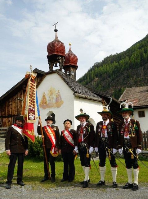 Harald Kneissl, Osm. Manfred Obex, Sabine Kneissl, Htm. Oskar Bacher, Lt. Renaldo Raffl und Lt. Albin Raffl vor der Franz Senn Kapelle in Längenfeld | Foto: Resi Friedl