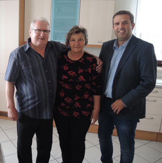 Das Ehepaar Zettl mit Ortschef Ewald Bürger | Foto: Gemeinde Pilgersdorf