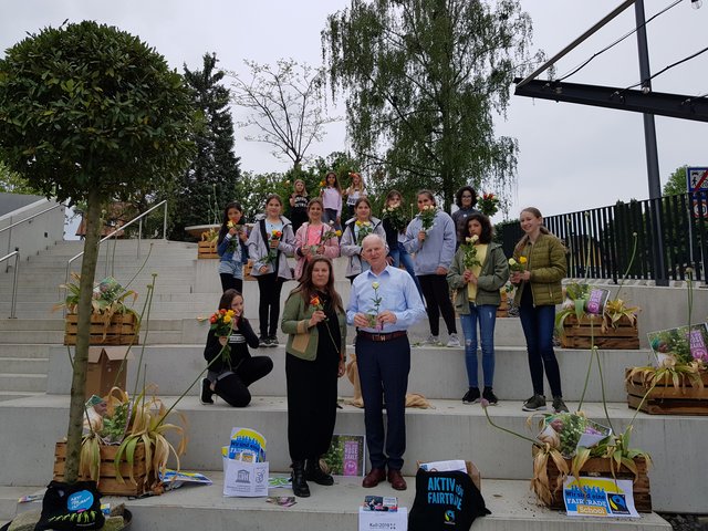 Eva Scheibelhofer-Schroll und Bgm. Bernhard Liebmann mit Schülern bei der Fairtrade-Rosen Challenge in Laßnitzhöhe.