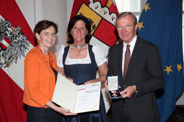 Veronika Scheffer aus Altenmarkt bekam das Tourismusverdienstzeichen des Landes für ihren Einsatz zum Zusammenschluss der Salzburger Sportwelt und Ski Amadé. Landtagspräsidentin Brigitta Pallauf, Veronika Scheffer und Landeshauptmann Wilfried Haslauer | Foto: Franz Neumayer