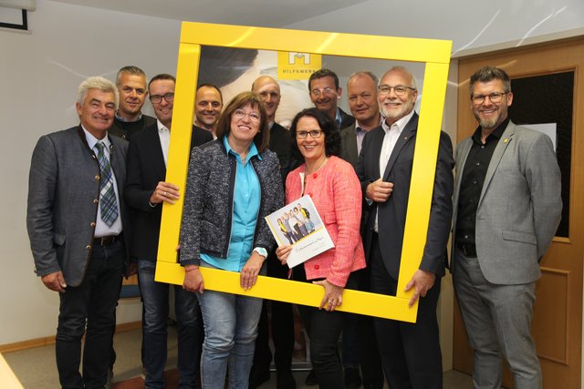 „30 Jahre Zusammenhalt in Pflege und Betreuung“: Simon Illmer (Regionalausschuss Hilfswerk Pongau), Bgm. Bernhard Weiß (Pfarrwerfen), Bgm. Wolfgang Viehhauser (Kleinarl), Bgm. Axel Ellmer (Wagrain), Bgm. Anna Reitinger (Mühlbach), Bgm. Hubert Stock (Werfen), Daniela Gutschi (Geschäftsführung Hilfswerk Salzburg), Bgm. Andreas Haitzer (Schwarzach), Bgm. Rupert Winter (Altenmarkt), Bgm. Günther Mitterer (St. Johann) und Herbert Schaffrath (Hilfswerk Regionalleiter Pongau). | Foto: Hilfswerk Salzburg