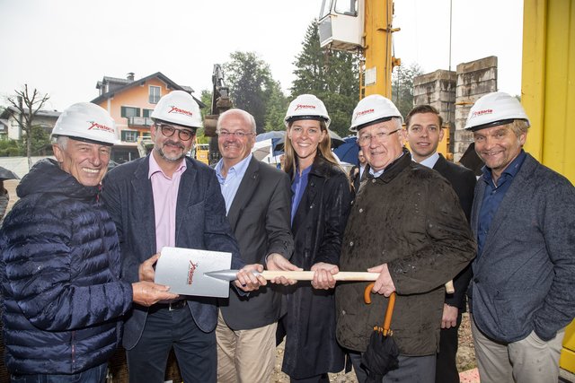  Beim Spatenstich in Eugendorf im Bild von links: Helmut Mödlhammer (Aufsichtsrat Salzburg Wohnbau), Viktoria Bau-Chef Thomas Kuss, Salzburg Wohnbau-Geschäftsführer Christian Struber, Wohnbau-Landesrätin Andrea Klambauer, Bürgermeister Johann Strasser, Vizebürgermeister Robert Bimminger und Viktoria Bau-Chef Peter Ebster   | Foto: Kolarik