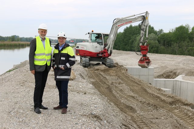 Karl Maresch und Wolfgang Syrowatka auf der Baustelle am Kraftwerk Ering-Frauenstein. Noch heuer soll die Fischaufsteighilfe "geflutet" werden.