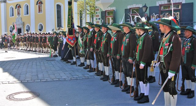 Die beiden St. Johanner Kompanien angetreten zur Heldenehrung am Hauptplatz. | Foto: Feller Schützenkompanie